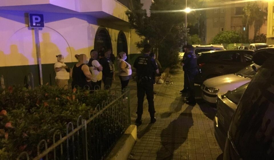 Lokalpolitiet i Las Palmas har bøtelagt 160 personer på fredag ettermiddag og kveld for brudd på munnbindreglene. Foto: Policia Local