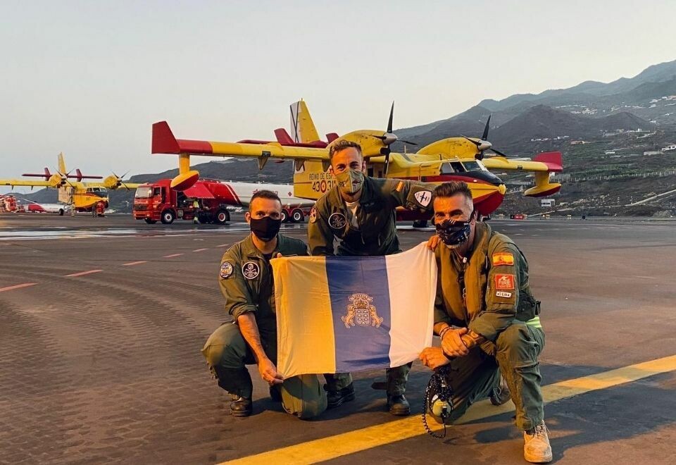 Mannskaper fra brannflyene som ble sendt av den spanske stat hyller Kanariøyene for sin innsats. Skogbrannen som har herjet siden fredag på La Palma er stabilisert, men ikke under kontroll.