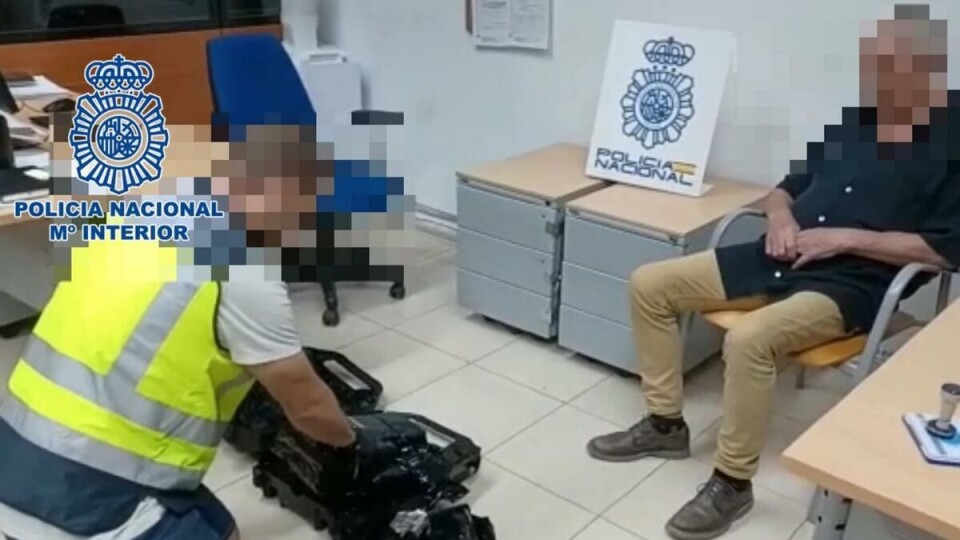 Den 75 år gamle mannen ble tatt på flyplassen med over 13 kilo kokain i kofferten. Foto: Policía Nacional