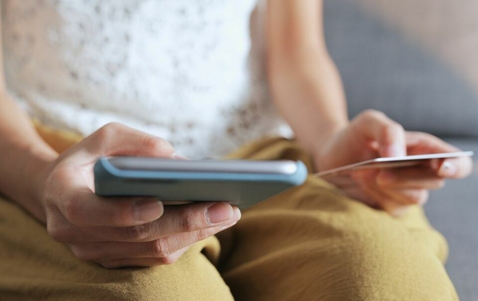 Frekke svindlere lurer folk til å tro de selger billige abonnementer og mobiler. Illustrasjon: Envato Elements