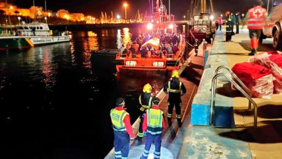 Småbåt med 64 immigranter reddet utenfor Fuerteventura Kvinne omkom i bilulykke