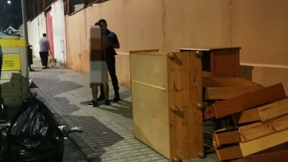 DYRT: Å dumpe møbler på gata kan koste deg flere tusen euro.