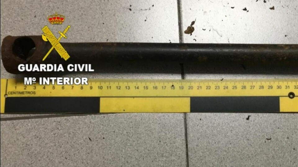 BESLAGLAGT: Mannen angrep politiet med dette jernrøret da han fikk beskjed om å bruke munnbind. Foto: Guardia Civil