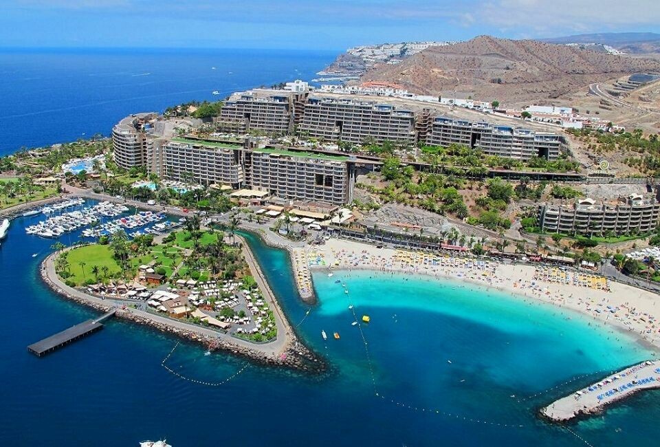 Anfi drukner i gjeld etter timeshare-dommer