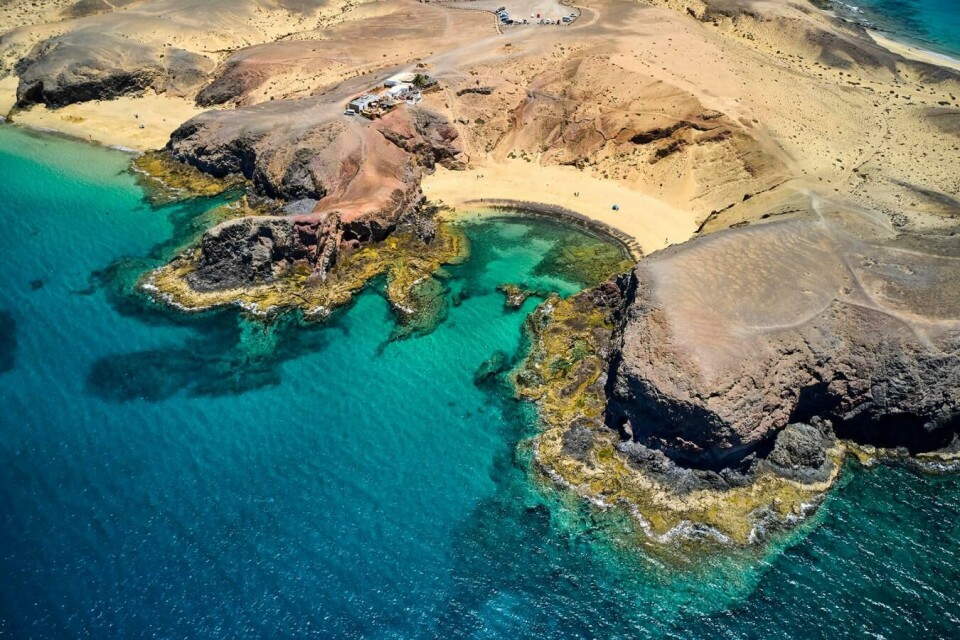 Playa de Papagayo på Lanzarote er godt bortgjemt, men finner du frem får du deg garantert en unik strandopplevelse. Foto: Hola Islas Canarias Playa de Papagayo på Lanzarote er godt bortgjemt, men finner du frem får du deg garantert en unik strandopplevelse. Foto: Hola Islas Canarias