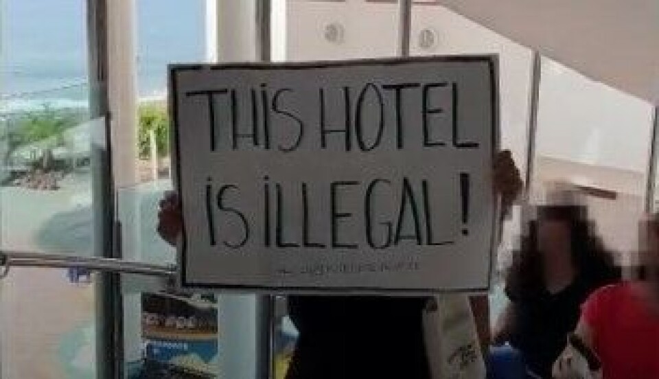 Aksjonister slo til mot hotell. Foto: @colectivotabaiba Aksjonister slo til mot hotell. Foto: @colectivotabaiba