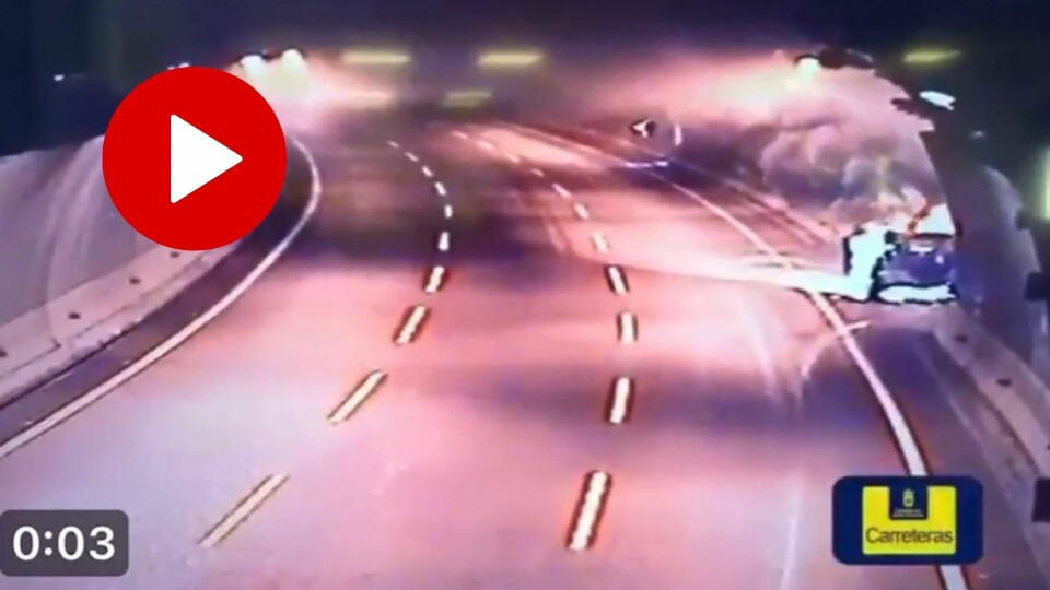 BILBRANN: Bilens motor tok fyr i tunnelen, og førte til store forsinkelser på fredag. Video: Carreteras Gran Canaria