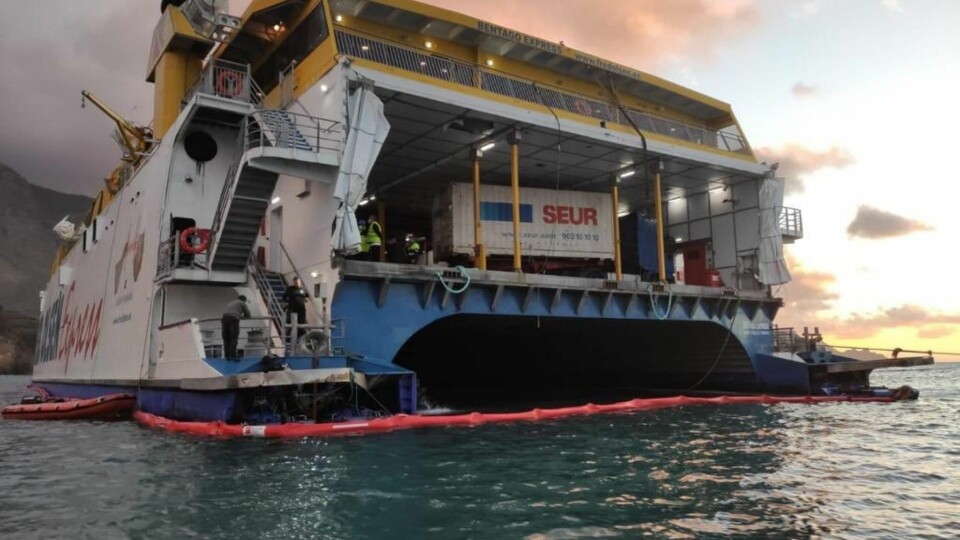Spesialbarrierer har blitt lagt ut rundt skipet for å hindre at mer drivstoff sprer seg i havet. Foto: Fred Olsen Express