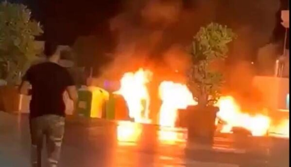 Biler og flere containere brant i Maspalomas i natt - brannene var påsatt