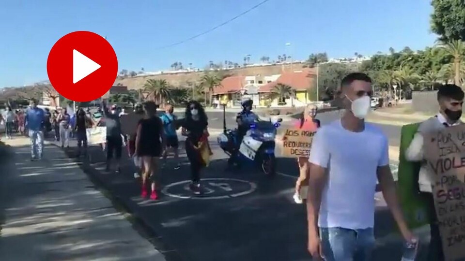 DEMONSTRERTE: Innbyggere i Maspalomas og Playa del Inglés demonstrerte mot ulovlig innvandring og for bedre sikkerhet i kommunen. Video: @eurocops1