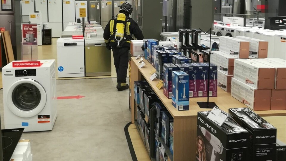 Brannvesenet rykket ut da man fryktet gasslekkasje i butikken. Foto: Brannvesenet i Las Palmas