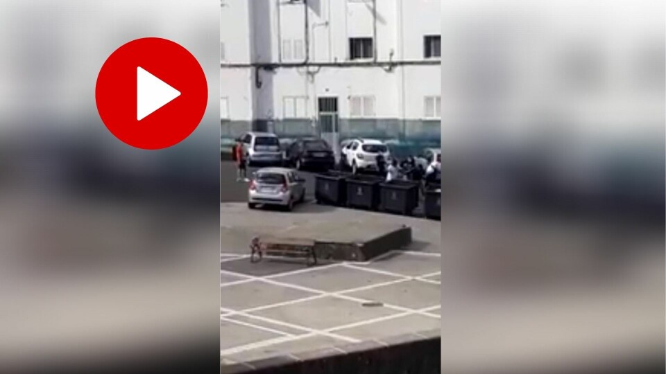 ANGRIPER MIGRANT: Her angriper de en migrant som blir jaget vekk fra området.