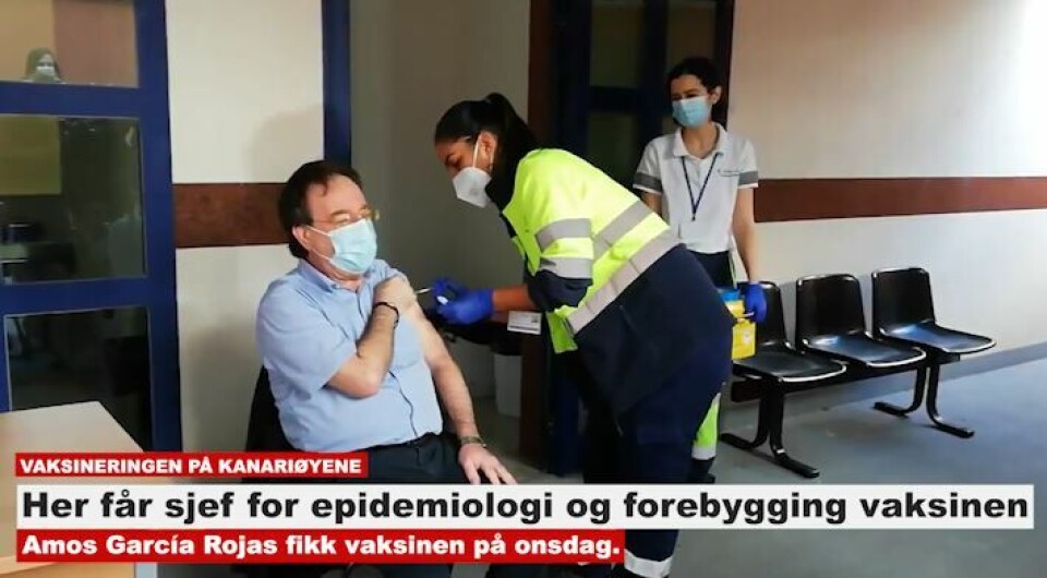 Sjef for epidemiologi og forebygging på Kanariøyene fikk vaksinen på onsdag. Video: Sanidad GobCan