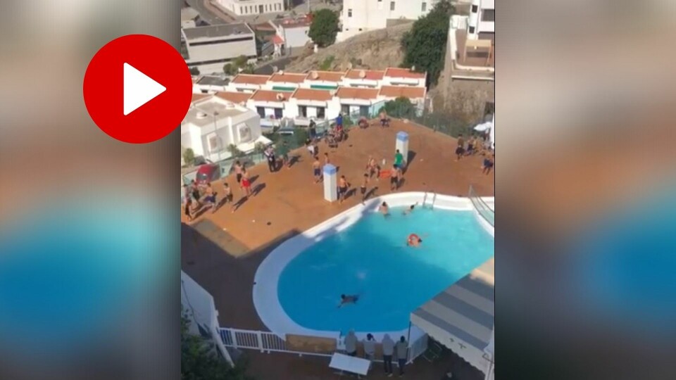 VIDEO: Flere migranter ved hotellet brøt smittevernreglene da de hoppet i bassenget og samlet seg i fellesområdet.