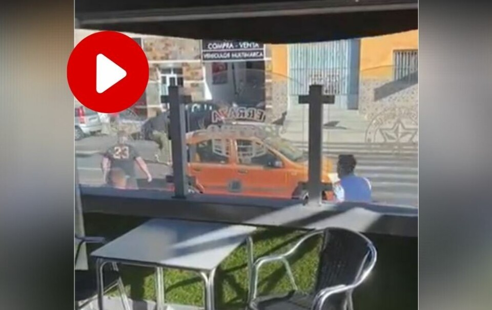 NB! STERKE BILDER: Videoen viser hvordan slåsskjempene går løs på hverandre og en bil.