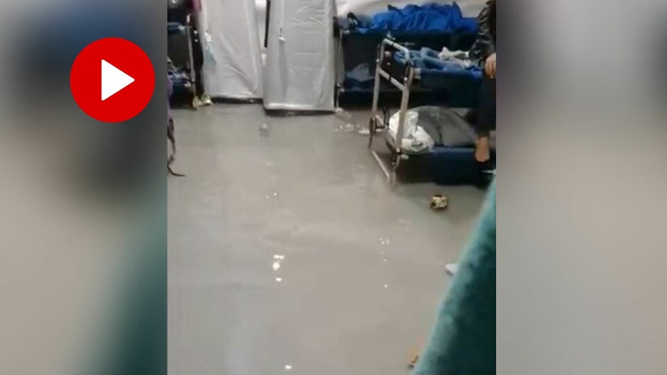 OVERSVØMT: Sovesaler og fellesområder ble oversvømt av regnvann ved migrantmottaket i Canarias 50-leiren nord på Gran Canaria.