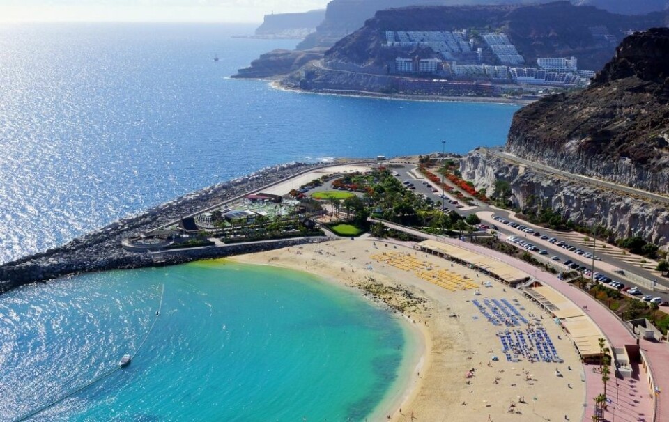 Til tross for smitterestriksjoner på Gran Canaria velger mange å nyte de late dagene i påsken på stranda i Puerto Rico. Video: Ann Cathrin El Alloui