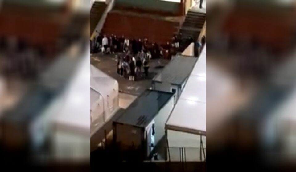 Telt er satt opp utenfor den gamle León-skolen i Las Palmas for å huse migranter. De første migrantene er allerede overført fra hoteller sør på øya.