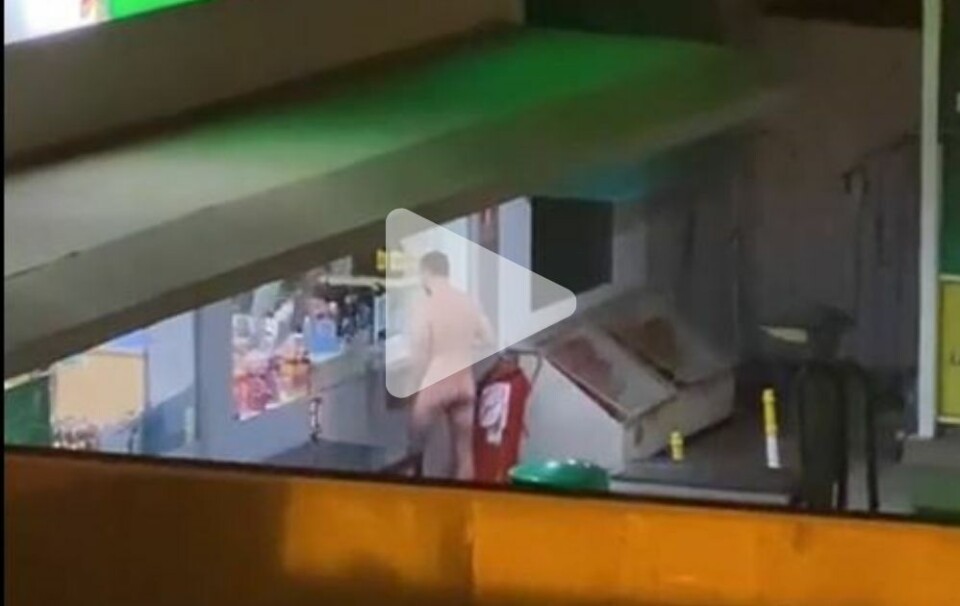VIDEO: En naken mann gikk for å handle på bensinstasjonen i Arguineguín sør på Gran Canaria tidlig lørdag morgen.