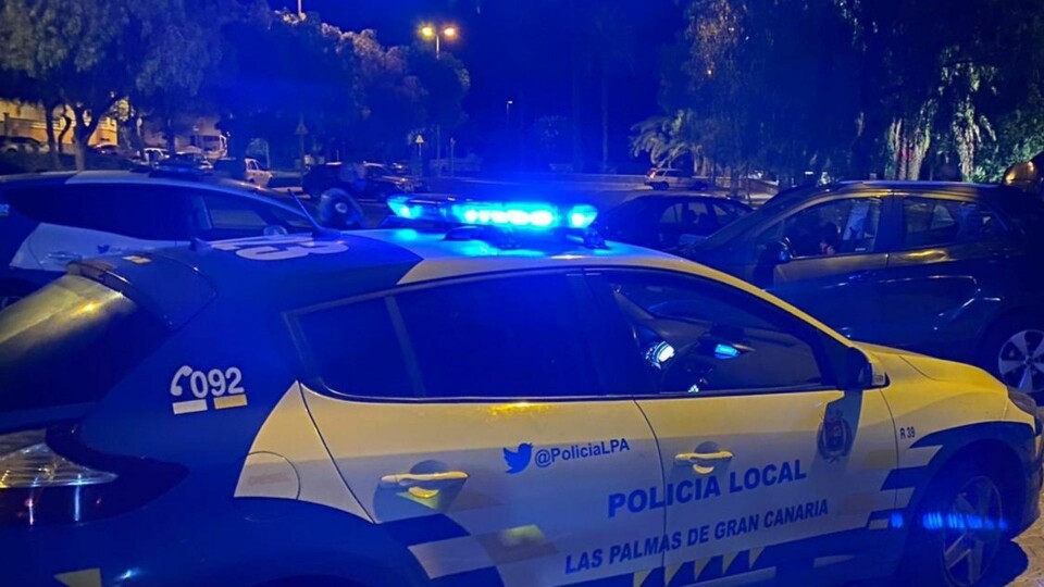 Det lokale politiet i Las Palmas jobber aktivt for å forhindre brudd på smittevernreglene. Det fører til mange bøter. Foto: Policia Local Las Palmas