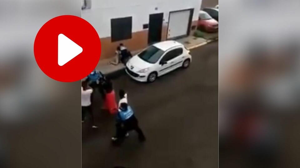 LEGGES I BAKKEN: En kvinne legges i bakken av Policia Local i Arrecife, mens sinte naboer strømmer til.