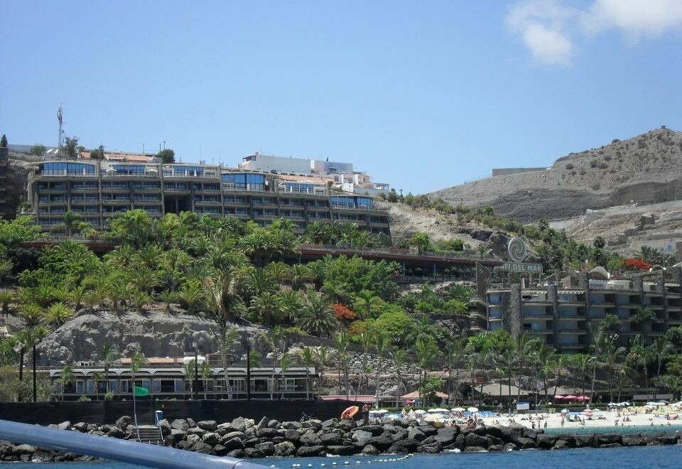 Ved timeshare-hotellet Anfi del Mar eier Sørholt en stor penthouse-suite. Det tjente han godt på før coronakrisen inntraff på Gran Canaria. Foto: Gfox228 / CC BY