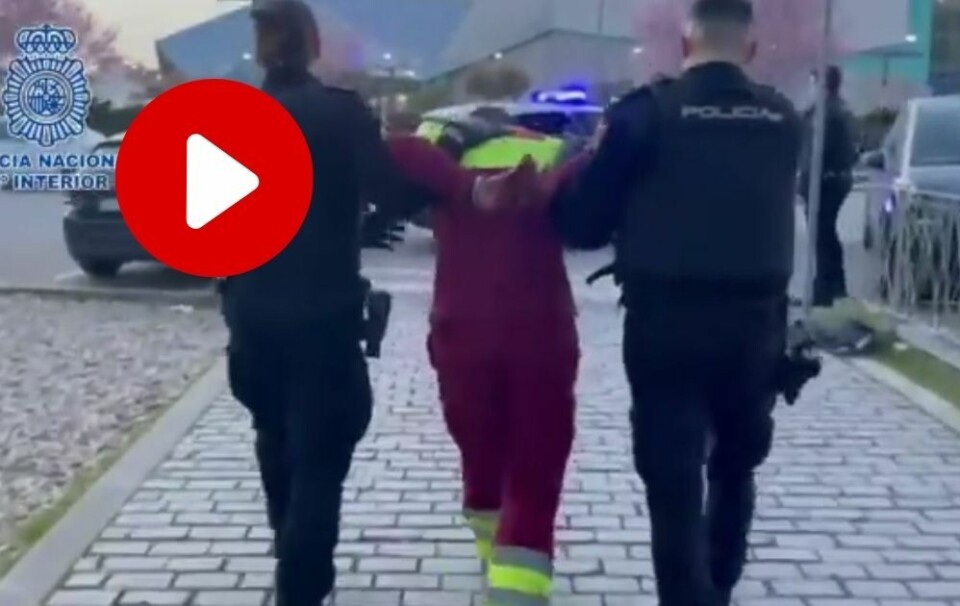 VIDEO: Her føres den mistenkte drapsmannen bort av Policia Nacional.