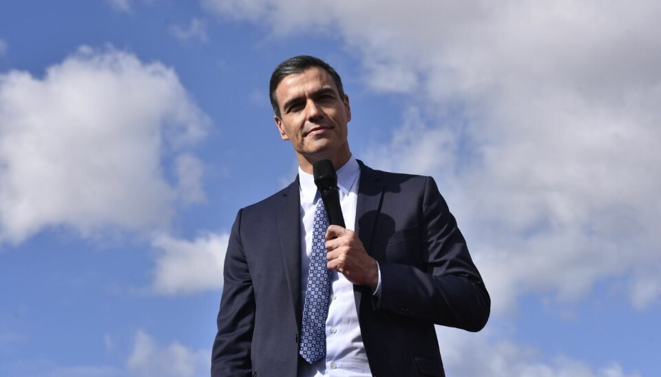 Statsminister Pedro Sánchez tar seg sommerferie på Lanzarote. Det er det ikke alle som jubler for.