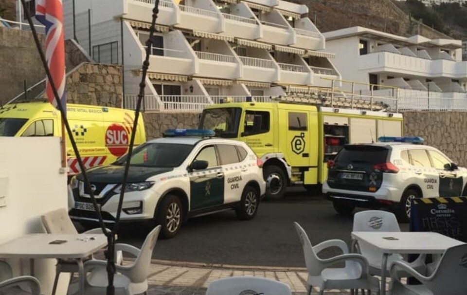 Politi, brannvesen og ambulanse måtte rykke ut til mottaket etter innbruddet. En person ble fraktet ut av mottaket på båre. Foto: Privat