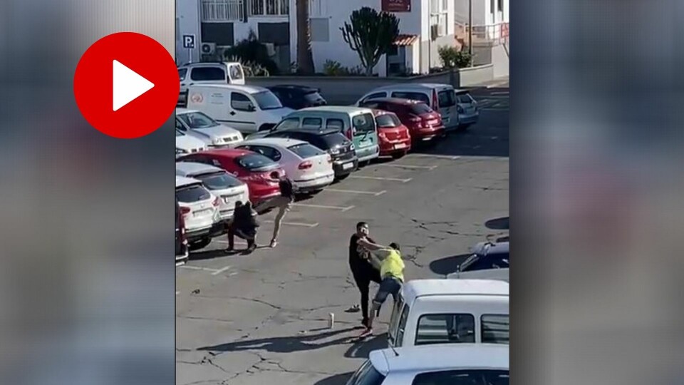 STERKE BILDER: Videoen av et tilsynelatende uprovosert angrep på høylys dag i San Fernando de Maspalomas sprer seg i sosiale medier.