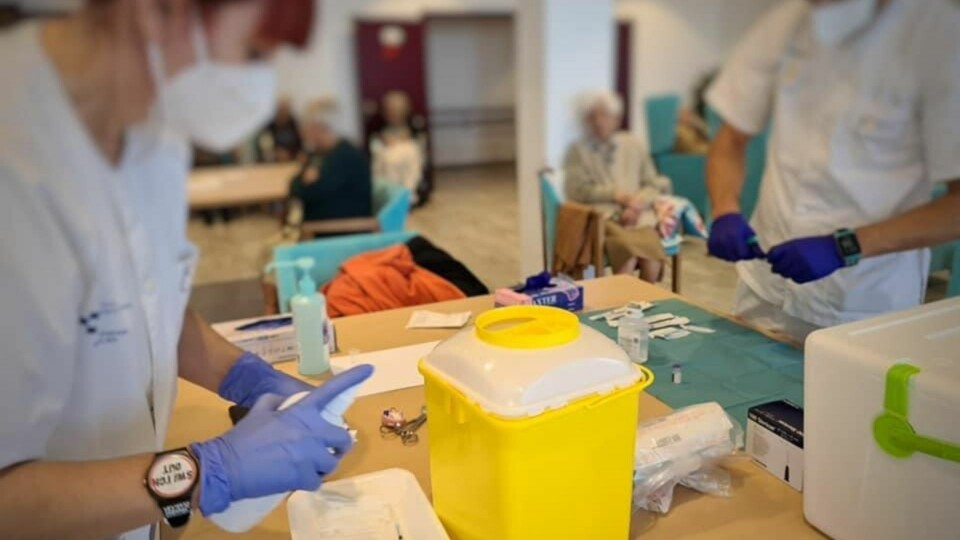 Vaksinen prioriteres til eldre på sykehjem og ansatte som jobber på frontlinjen i helsevesenet i fase 1. Først til sommeren får den øvrige befolkningen tilgang på vaksinen. Foto: Sanidad GobCan