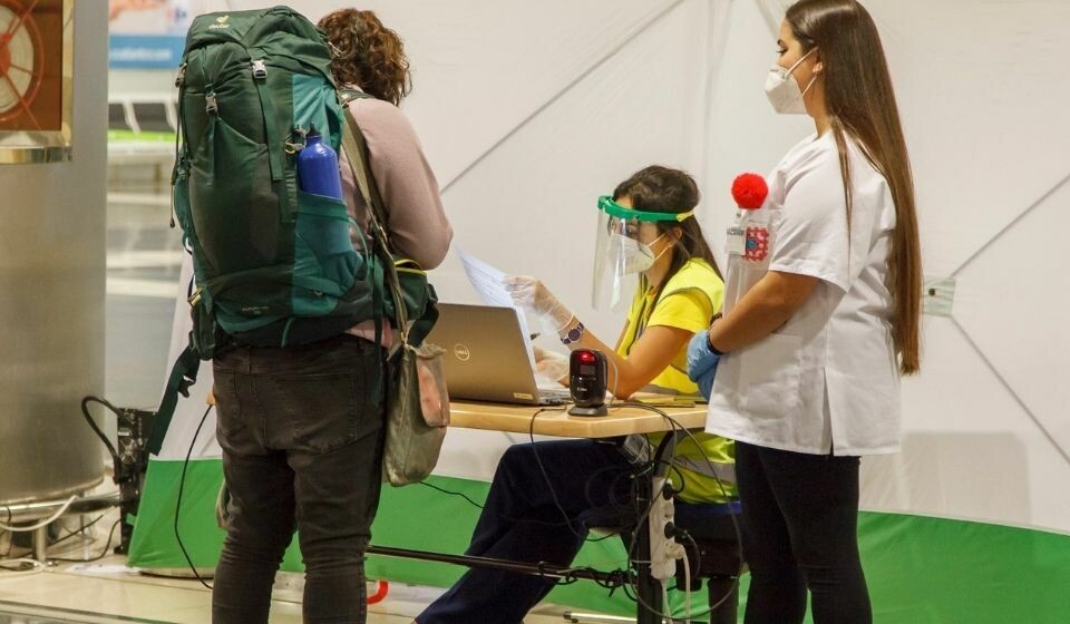 Helsekontrollen på flyplasser i Spania avkrever helseskjema og negativ PCR-prøve ved innreise. Foto: Sanidad GobCan