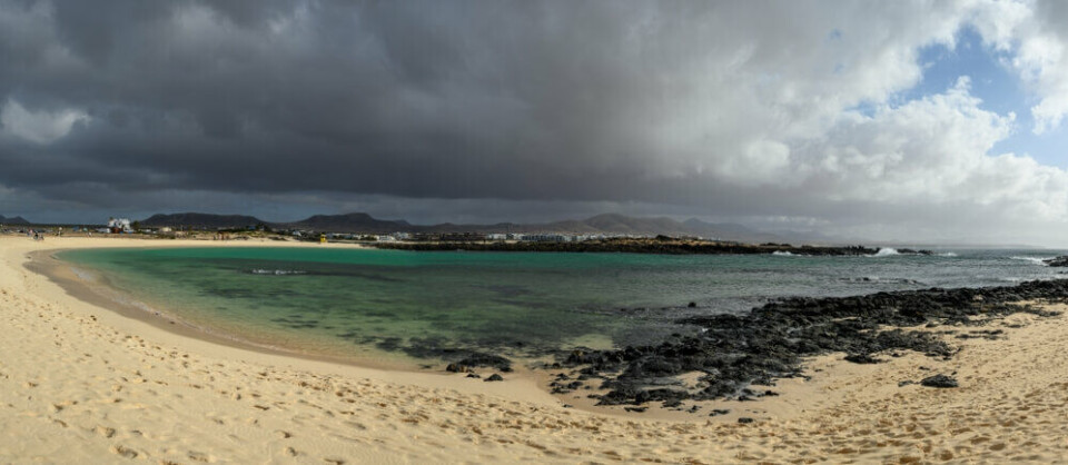 TUI vil selge værgaranti til kundene. Regner det i minst to timer får du penger tilbake. Foto: Barmalini/Shutterstock