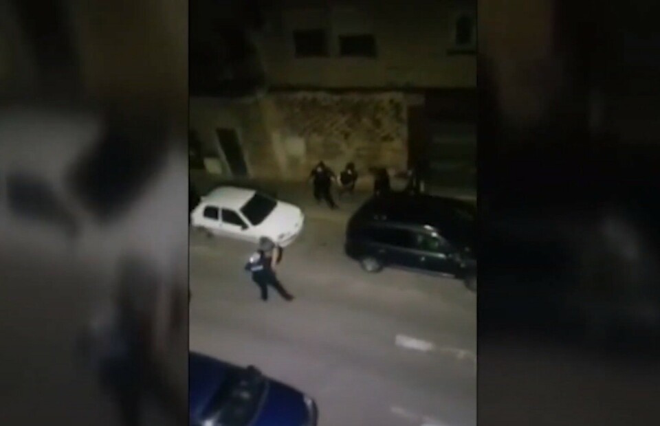 Politiet måtte avfyre varselskudd da gjeng omringet og truet de. Skjermdump: Video (se video lenger ned i saken).