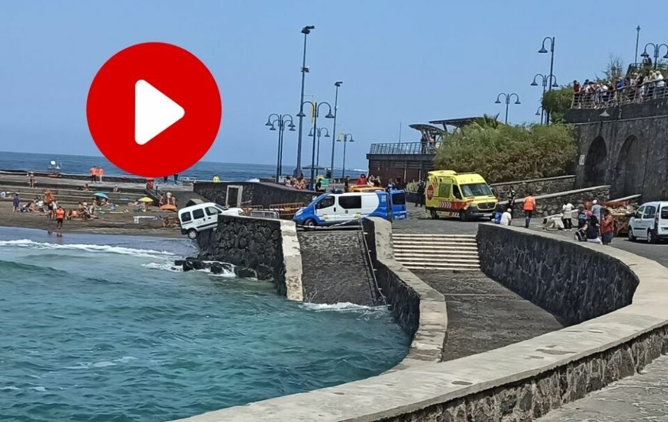VIDEO: Bilen krasjer inn i et gjerde, skadet en mindreårig og havnet til slutt hengende over kanten. NB: Vi advarer mot sterke bilder.