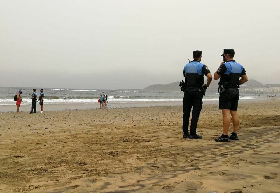 IKKE BARE I UNIFORM: Sivilkledde betjenter fra Policia Local har skrevet ut 177 bøter på fire dager i Las Palmas. ???? Policia Local Las Palmas