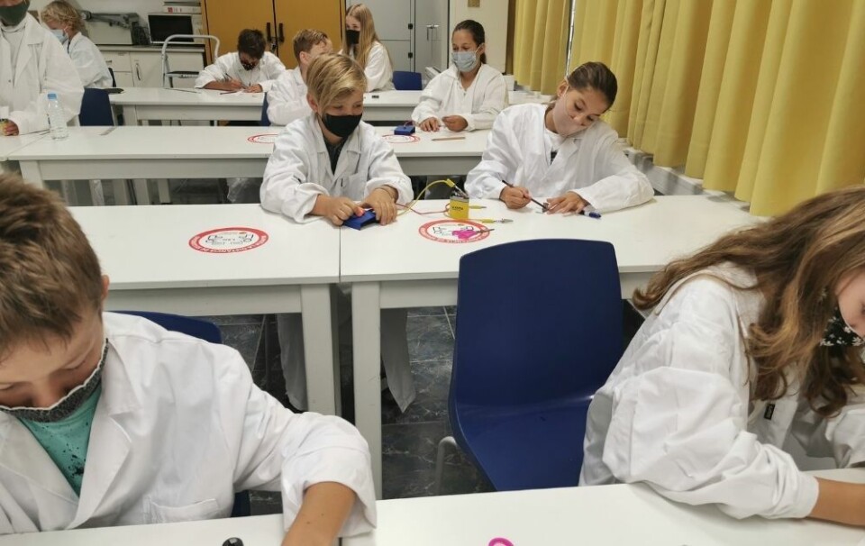 Her forsker elevene på hvilken frukt som produserer mest strøm. Foto: Den Norske Skole