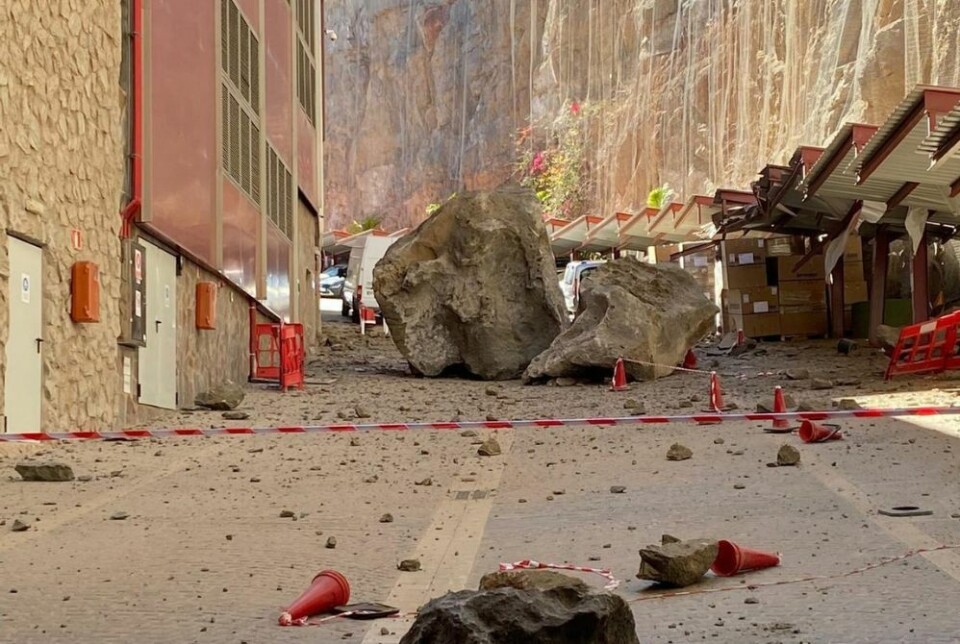 De store steinene knuste taket på parkeringen, men ingen personer ble skadet i raset, opplyser hotellet. Foto: C.A.C