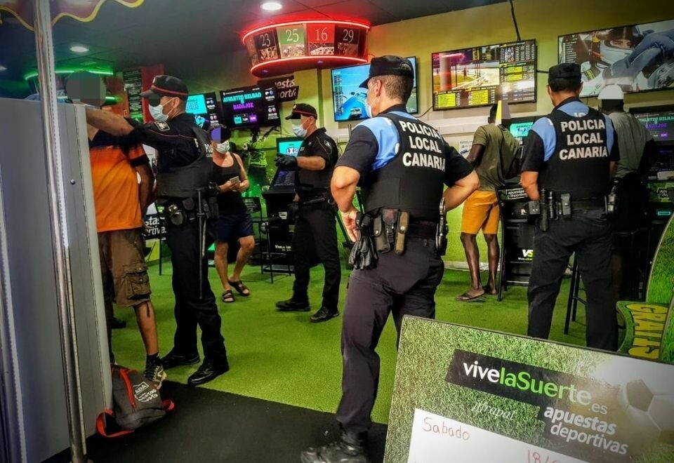 STORAKSJON: Politiet gikk til storaksjon i turistområdene i Arona på Tenerife. Foto: Policia Local