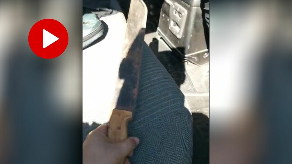 DØDSTRUSLER: I videoen truer en lokal innbygger en ung migrant på livet mens han filmer.