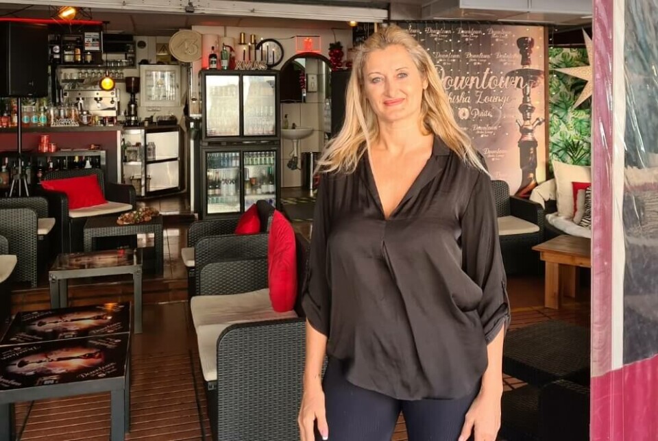 Norske Merete Pino eier utestedet Pinito i Puerto Rico. Hun hjelper ofte nordmenn som har vært utsatt for ryverier i byen. Foto: Canariavisen