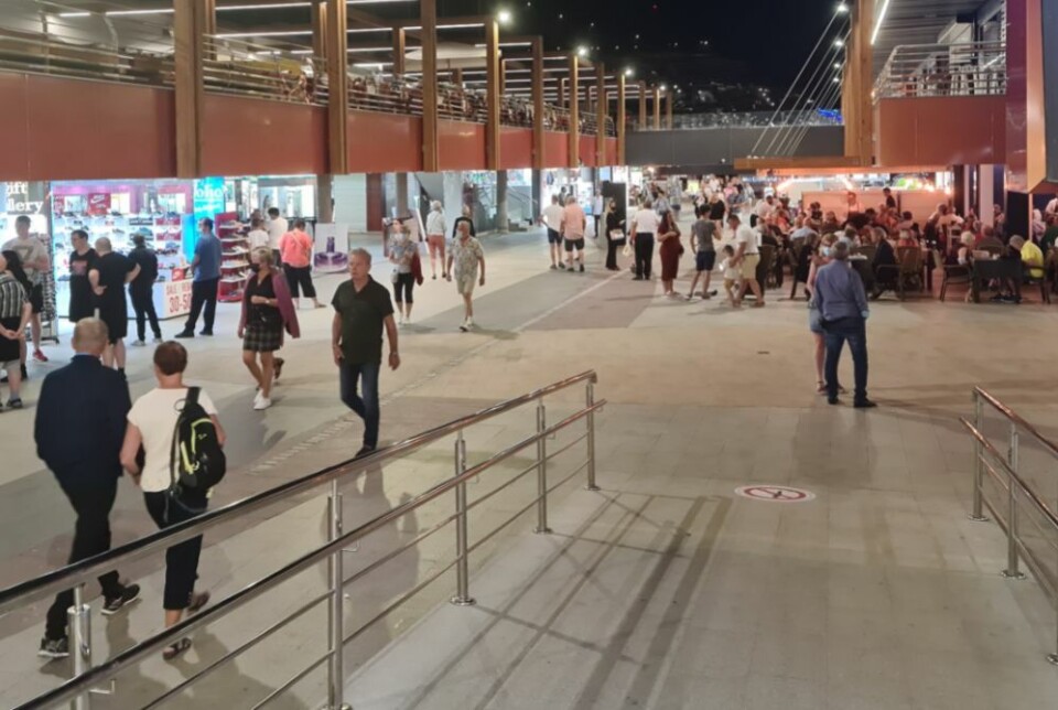 Shopping-senteret i byen er et populært samlingspunkt. Der har også Merete Pino sitt utested, Pinito. Foto: Canariavisen Shopping-senteret i byen er et populært samlingspunkt. Der har også Merete Pino sitt utested, Pinito. Foto: Canariavisen