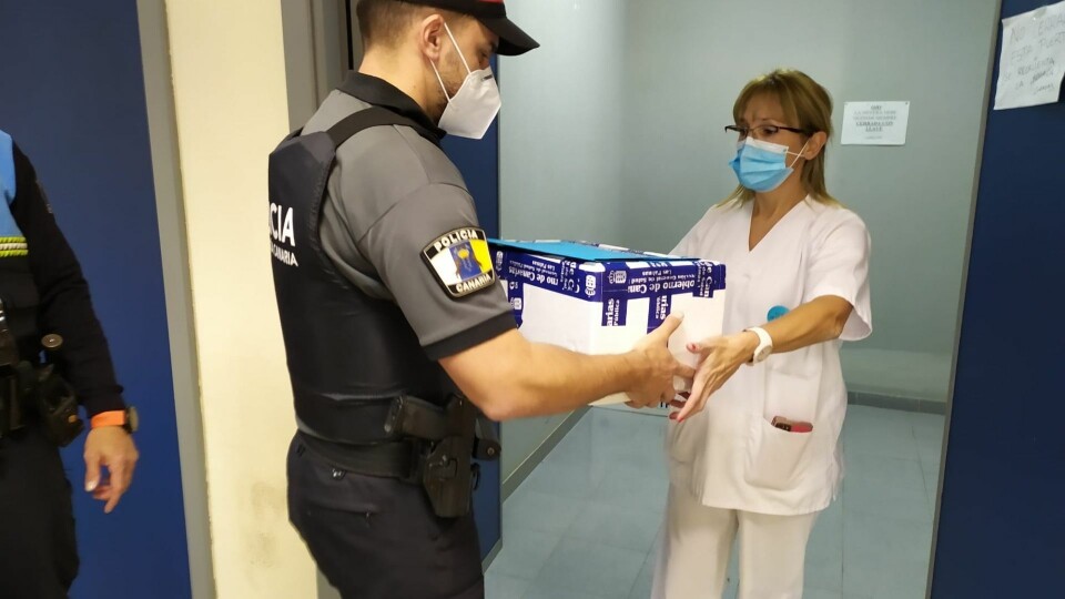 Politiet overleverer vaksinen til helsepersonell. Foto: Sanidad GobCan