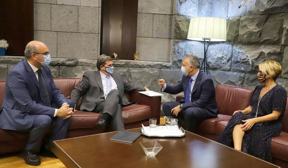 FORLENGES: Kanariøyenes president møtte sosial- og innvandringsminister José Luis Escrivá for å diskutere forlengelsen av ordningen for permitteringspenger. Foto: Gobierno de Canarias