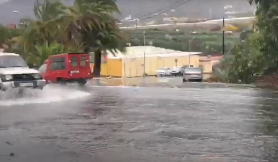 FOSSET NED: Da regnet traff La Palma på tirsdag ble det flom flere steder. På det meste kom det 30 liter per kvadratmeter i timen. På Tenerife nådde vinden 130 km/t – tilsvarende orkan styrke. Video: Planeta Canario