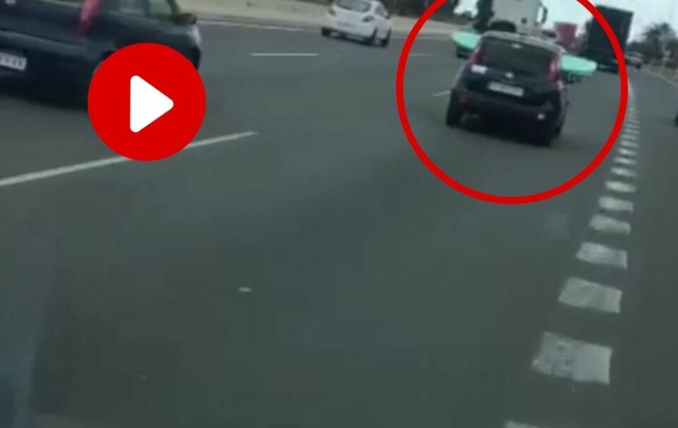 VIDEO: Her kjører sjåføren med et surfebrett stikkende ut av begge bakrutene. Politiet vil nå ha tak i sjåføren.