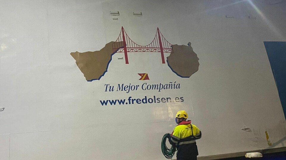 Fergen har hatt kraftig slagside og tok inn vann på babord side. Nå er Bentago Express endelig i havn. Foto: Fred Olsen Express