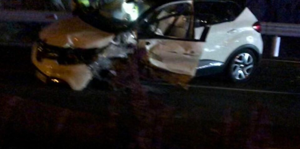 Frontkollisjon mellom passasjerbil og buss i Patalavaca - veien stengt i begge retninger