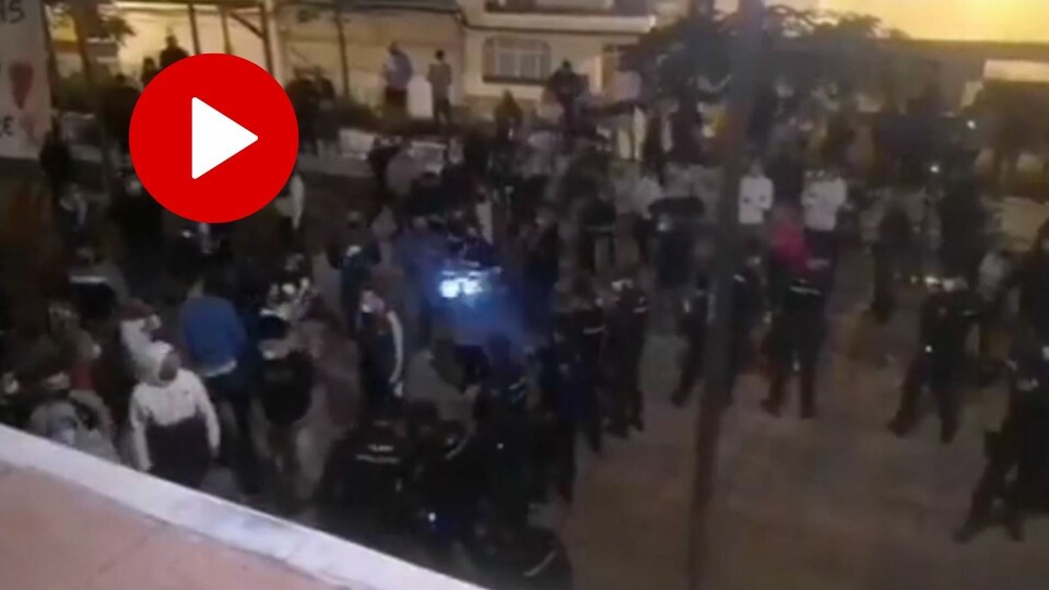 DEMONSTRERER: Demonstranter samlet seg like ved en migrantleir i La Isleta nord på Gran Canaria.