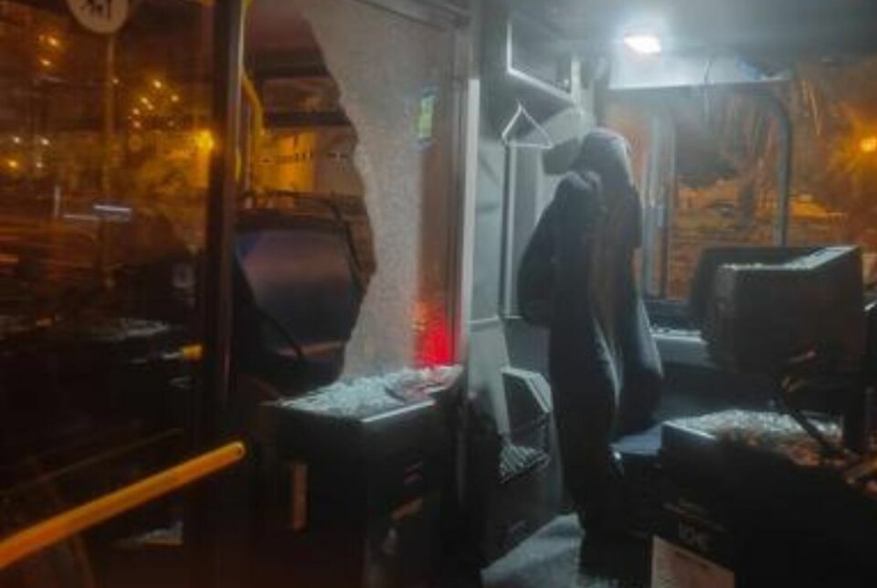 Passasjeren knuste skilleveggen av glass med bare nevene, ifølge busselskapet, som nå har delt bilder av skadene.